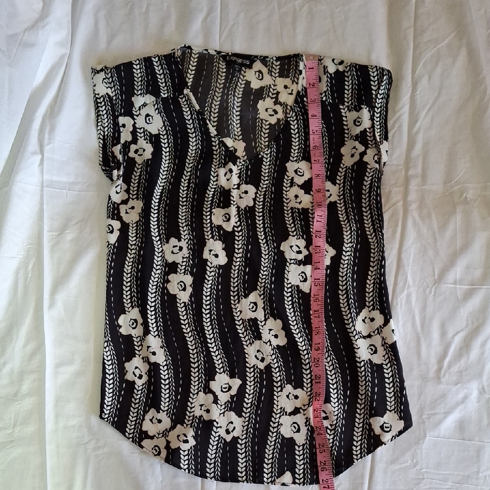 Express Floral Patterned Top - Picture 5 of 6